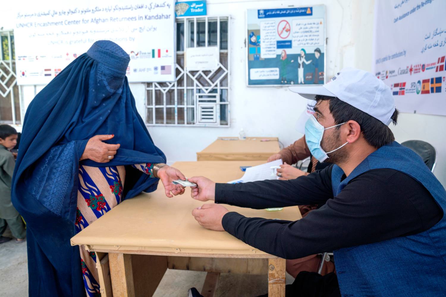 Afghanistan_Woman collects cash assistance
