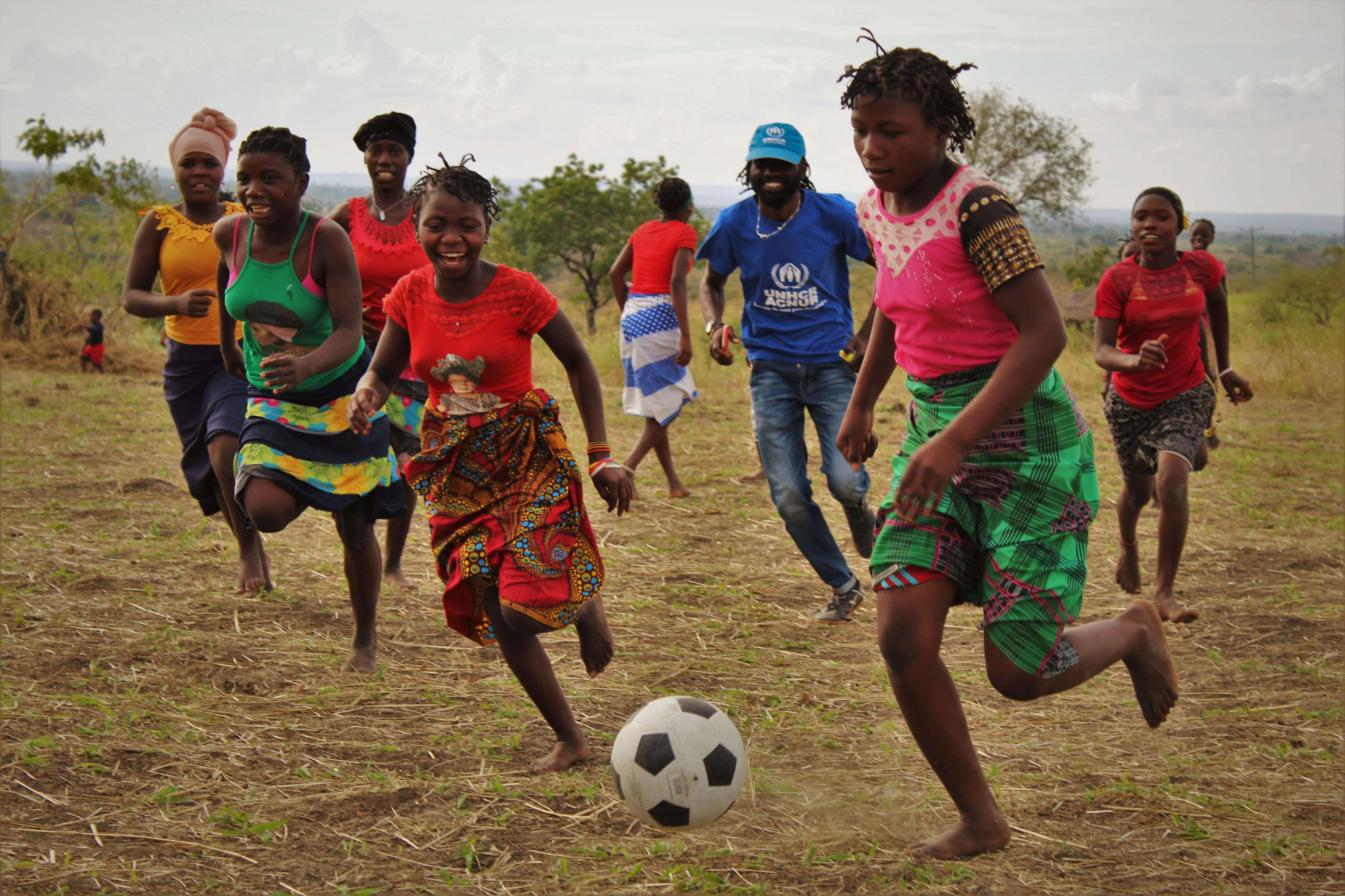 Mozambique_displaced-and-host-community-girls-play-football