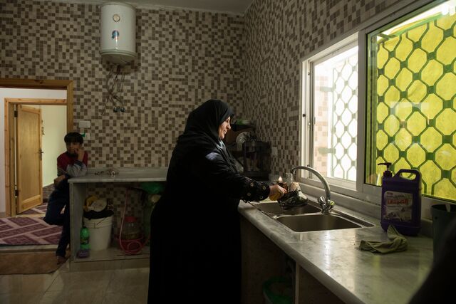 jordan_nahlah-washes-dishes-in-kitchen