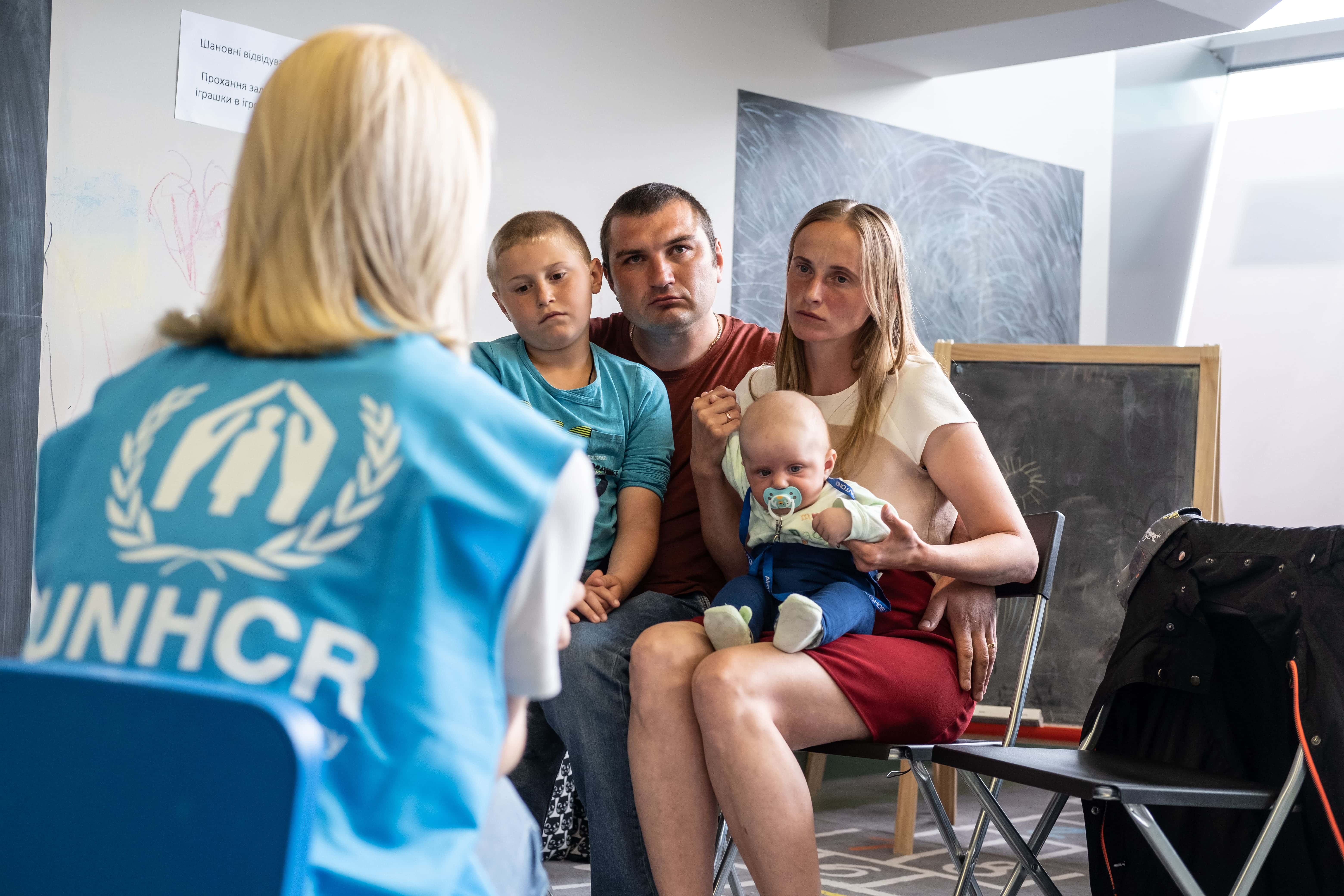 Poland_Refugees-at-UNHCR’s-cash-enrolment-centre (1)