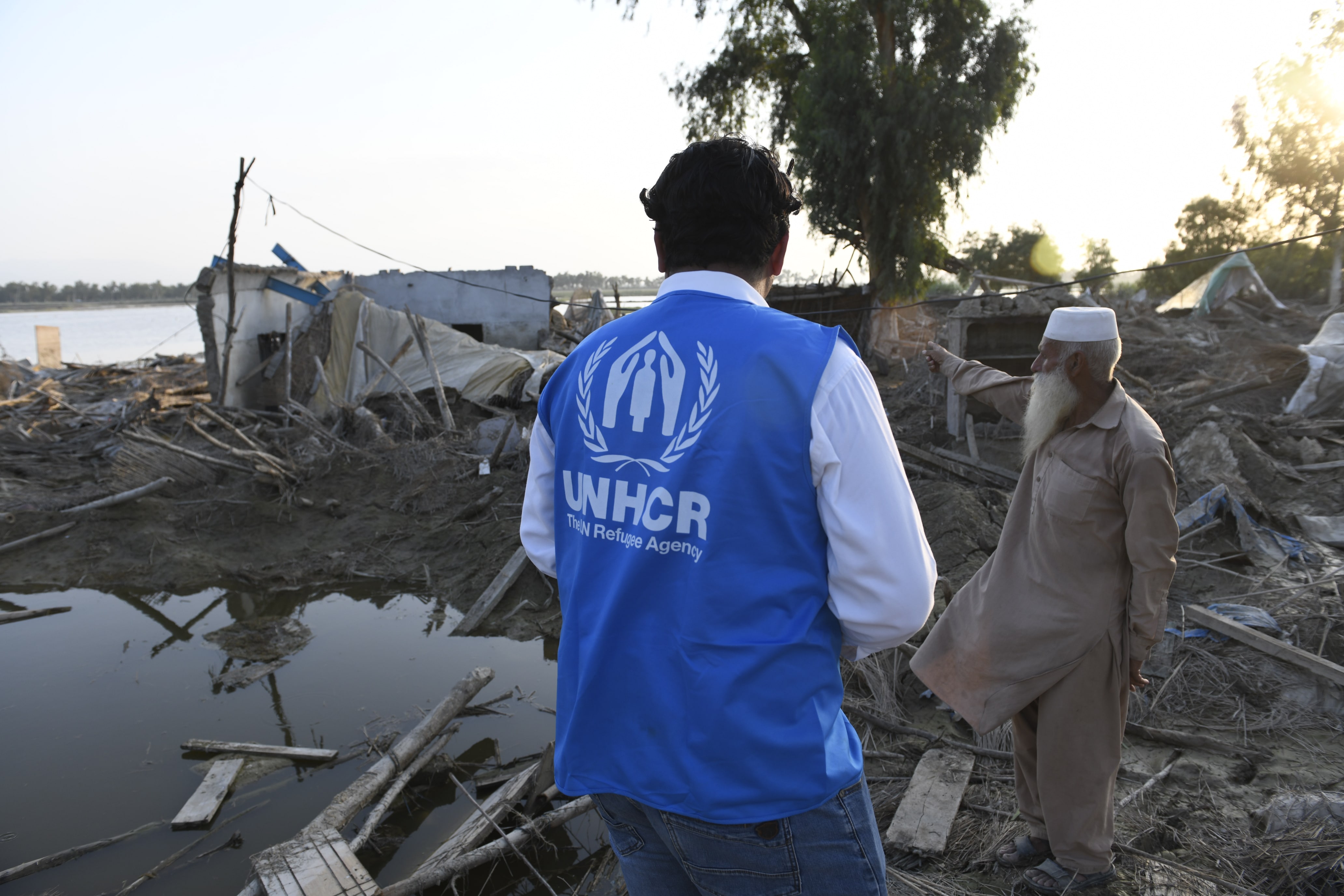 Pakistan_UNHCR-staff-flood-damage
