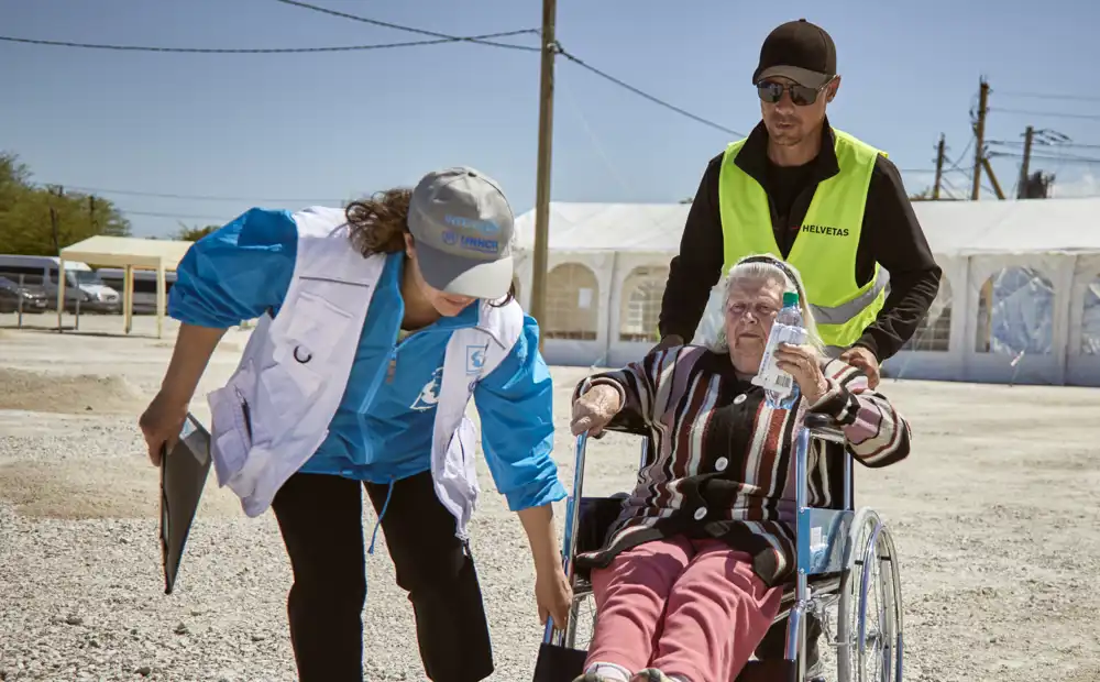 Moldova_Wheelchair-bound-woman-received-by-UNHCR-at-border-crossing