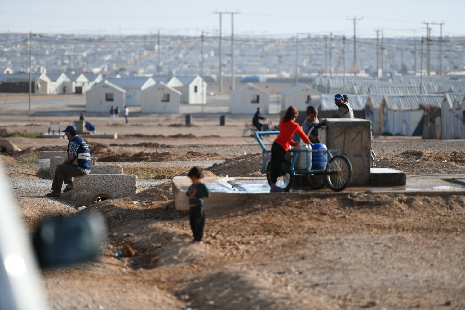 jordan_refugees-collect-water-from-pump-azraq