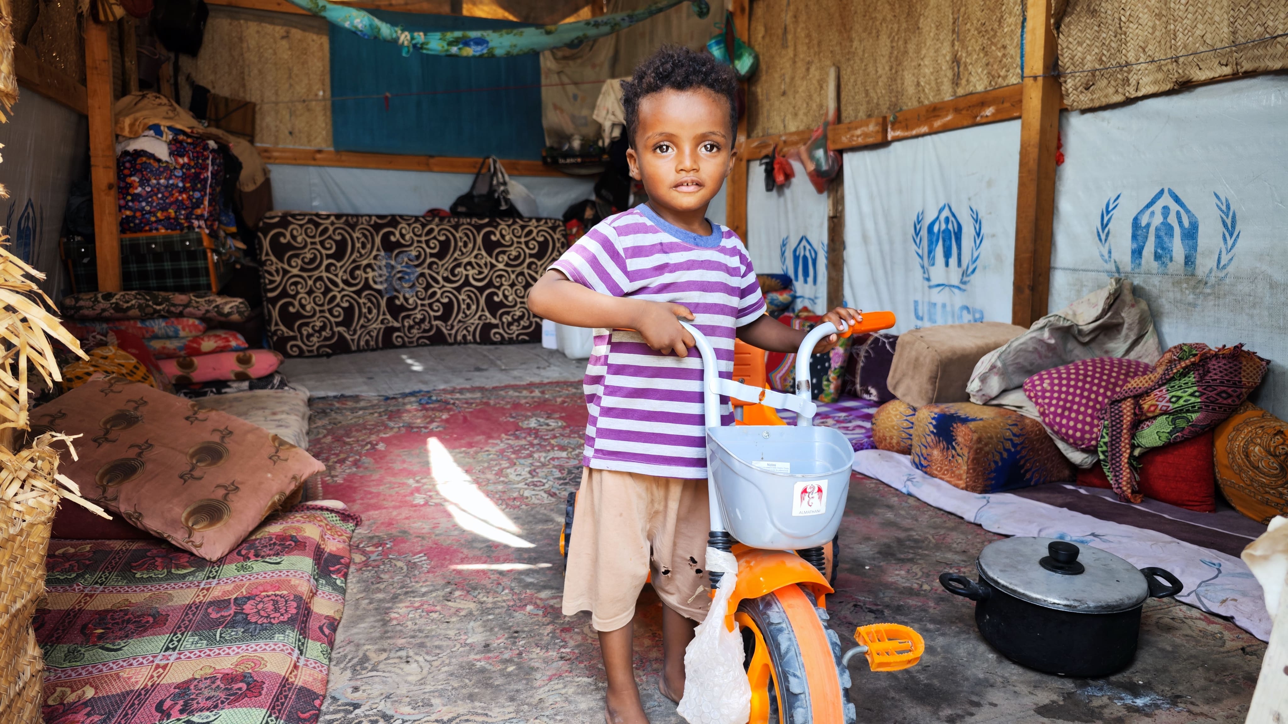 Yemen_Displaced People Received Cash Assistance In Shaab IDP Site In Aden Governerate