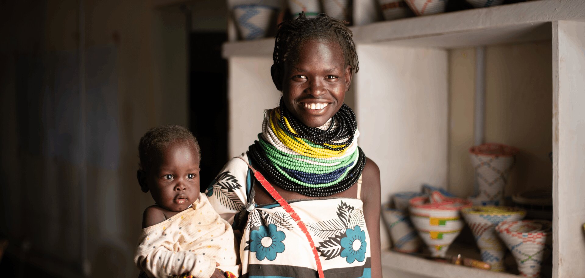 banner_kenya_kenyan-woman-wearing-beaded-jewelery-holding-her-baby