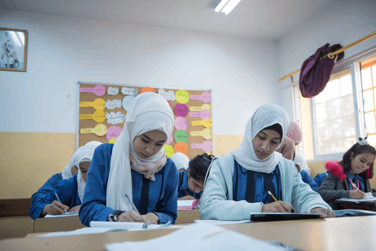 banner_jordan_girls-studying-in-classroom-in-jordan