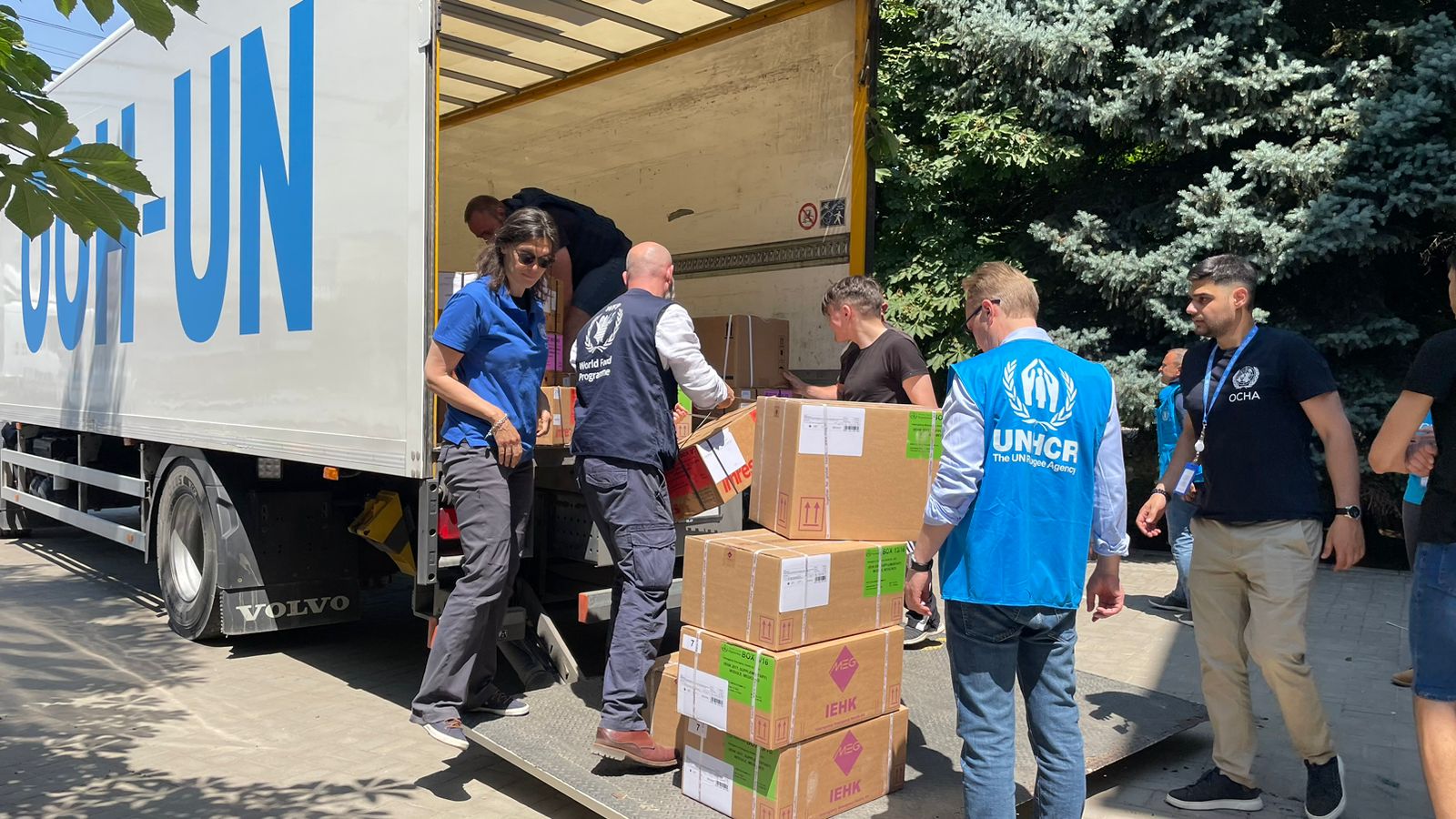 Ukraine_unloading-relief-items-following-Karkhovka-dam-destruction
