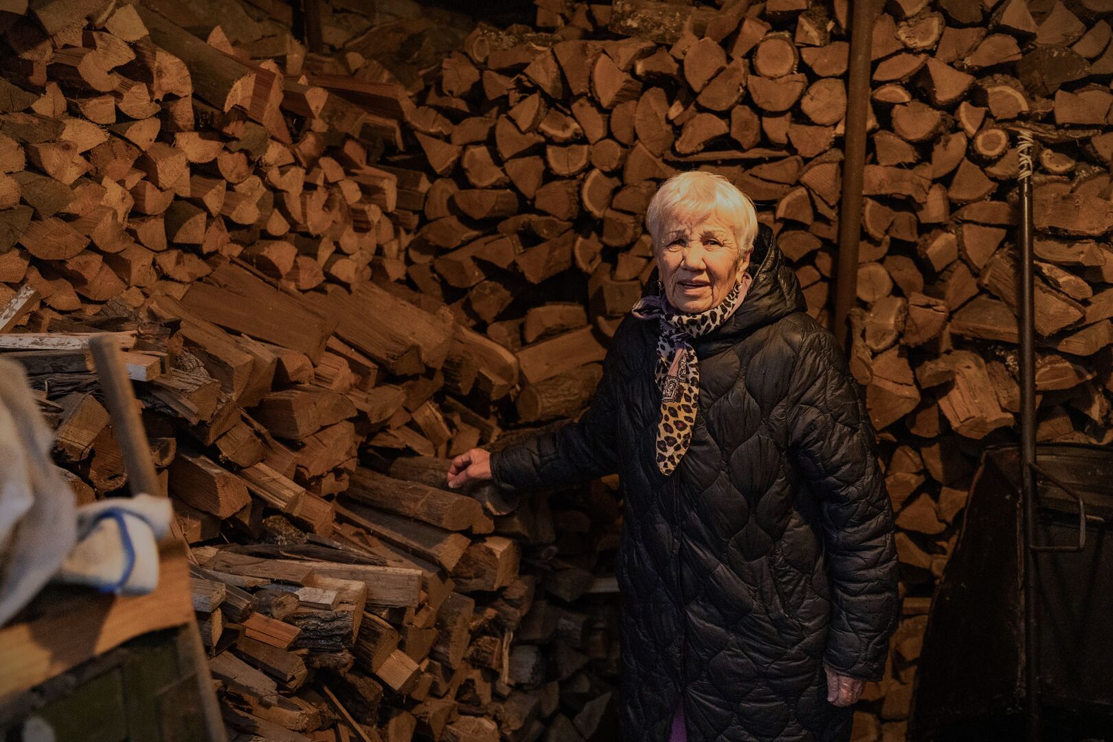Ukraine_Ievhenia-receives-cash-assistance